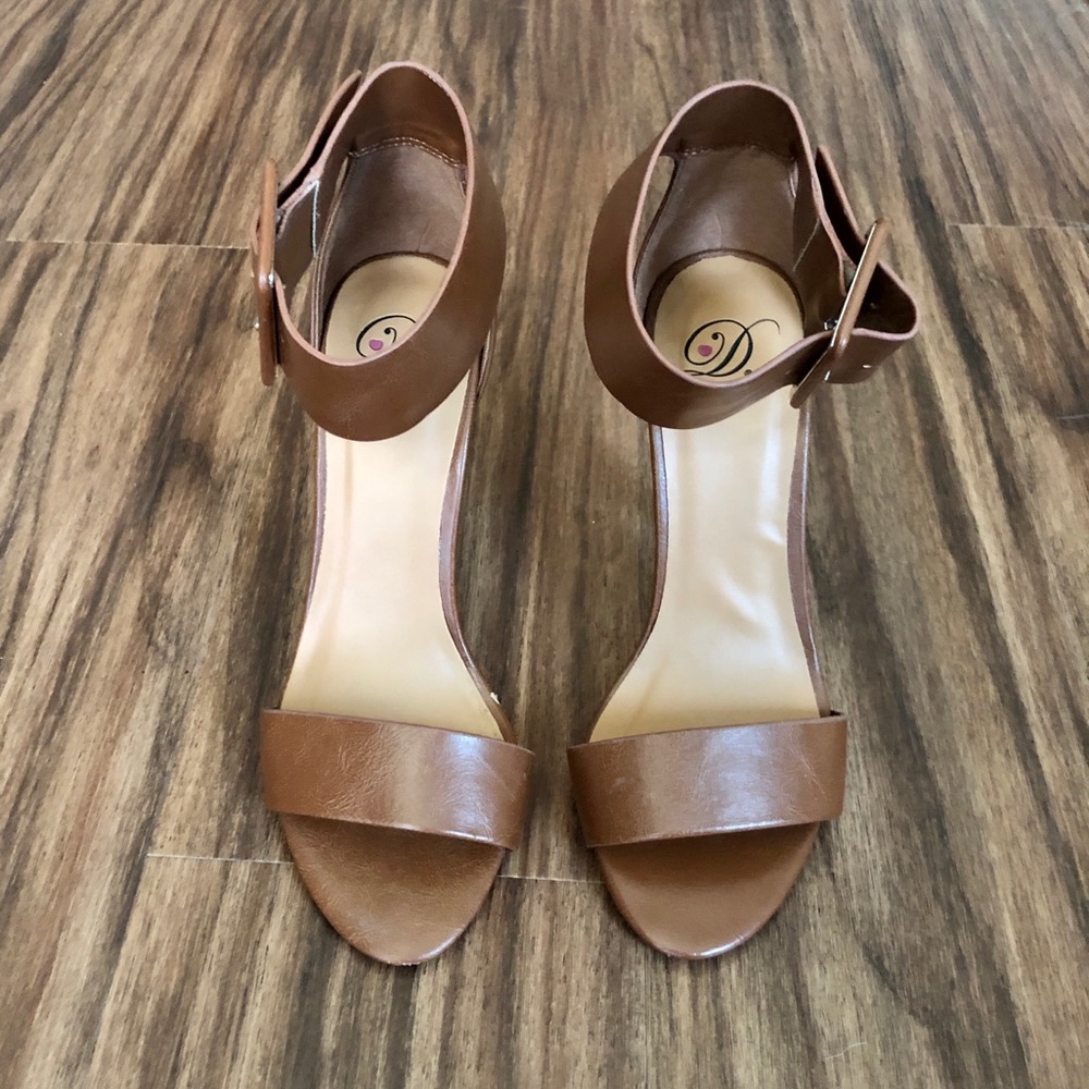 LIKE NEW - Tan Ankle Strap Heels - Size 6